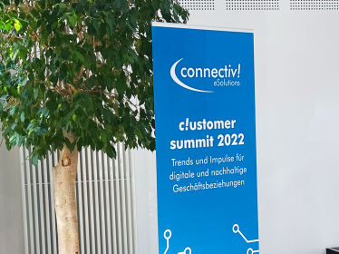 Bild mit Roll-Up vom customer summit 2022