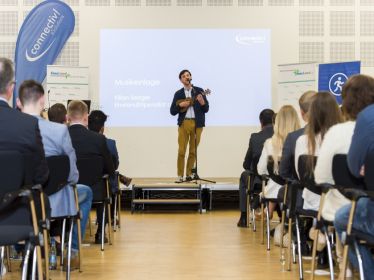 Mit Ukulele und Gesang: Ein musikalischer Beitrag Mit Ukulele und Gesang: Ein musikalischer Beitrag