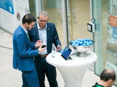 Einzelgespräch an einem Stehtisch Einzelgespräch an einem Stehtisch