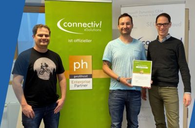 Patrick Fiekers und Dirk Thyen nehmen die Auszeichnung durch profihost entgegen Überreichen der Auszeichnung