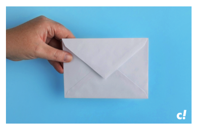 Hand mit Brief als Beispiel für E-Mail-Marketing Website-E-Mail-Marketing