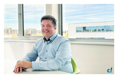Daniel Hakenes von connectiv! in Gesprächssituation Experteninterview Dynamics 365 Marketing