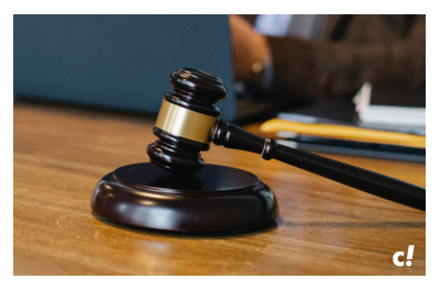 Richterhammer auf seinem Sockel  Rechtliche Änderungen im eCommerce 2023