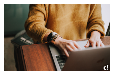 Mensch tippt am Laptop Blog- Viva Sales von Microsoft