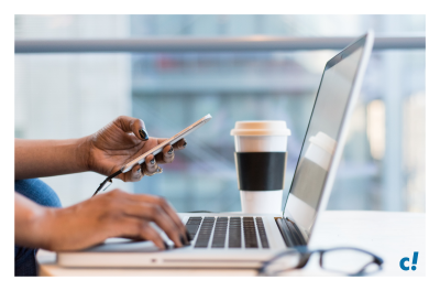 Mensch arbeitet am Laptop blog-power-platform