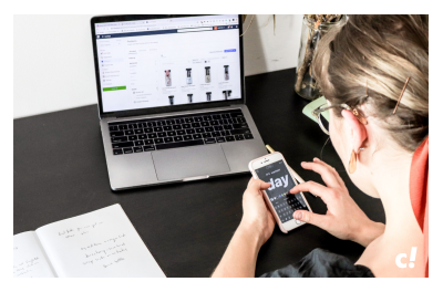 Dame bestellt im Internet eCommerce mit Multichannel-Vertrieb