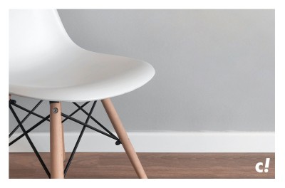 Leerer weißer Stuhl als Aufforderung Blogbeitrag - Lerne unser Team kennen.