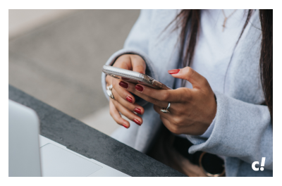 Frau benutzt ihr Handy Blog-Conversational Commerce