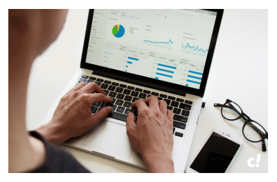 Person arbeitet am Laptop Digitale Vertriebstools 2023