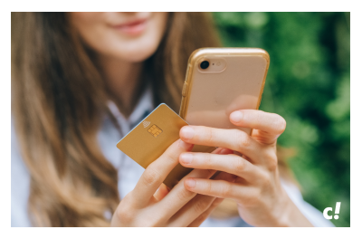 Frau bestellt online mit ihrer Kreditkarte Blog-ecommerce-nachhaltigkeit