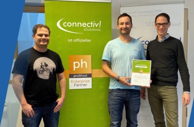 Patrick Fiekers und Dirk Thyen nehmen die Auszeichnung durch profihost entgegen Überreichen der Auszeichnung