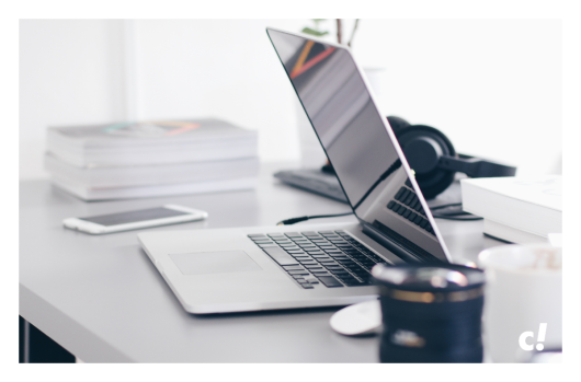 Laptop auf Schreibtisch als Symbol für Customer Lifetime Value