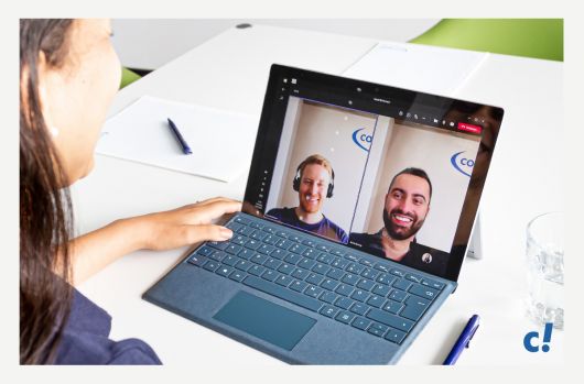 Mehrere Personen besprechen sich in einem Microsoft Teams Call