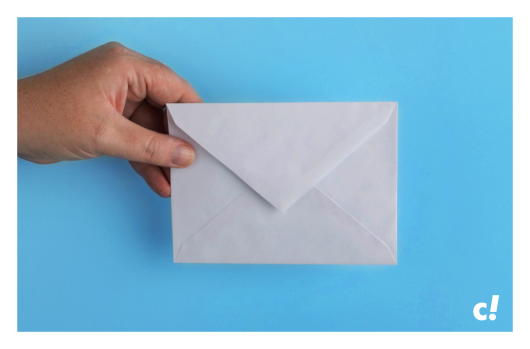 Hand mit Brief als Beispiel für E-Mail-Marketing