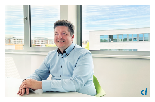 Daniel Hakenes von connectiv! in Gesprächssituation