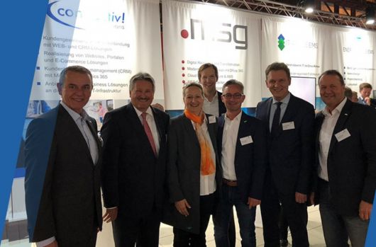 Auf dem Foto von links nach rechts: Herman Silies, Geschäftsführer connectiv! eSolutions GmbH; Reinhard Winter, Landrat des Landkreises Emsland; Martina Kruse, Leiterin der Wirtschaftsförderung Landkreis Emsland; Dr. Tim Husmann, Netzwerkmanager IT Achse EMS; Markus Kottwitz, Niederlassungsleiter msg Services AG Lingen; Dieter Krone, Oberbürgermeister Stadt Lingen; Andreas Paschke, msg treobis MES Competence Center