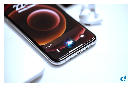 iPhone auf einem weißen Tisch 