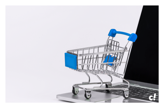 Einkaufswagen auf Notebook-Tastatur als Symbol für E-Commerce