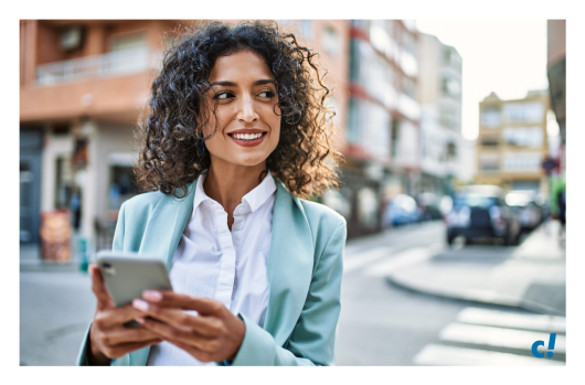 Business-Frau mit Handy in der Hand unterwegs