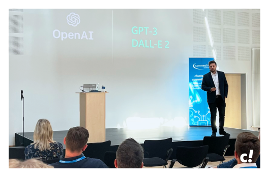 Speaker spricht vor Publikum