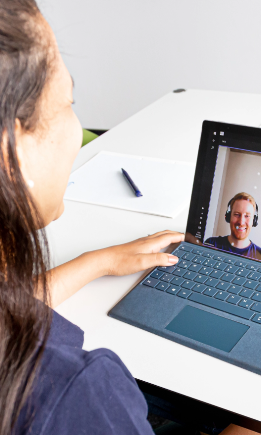 Teams-Besprechung zwischen Kolleg*innen Teams-Besprechung zwischen Kolleg*innen