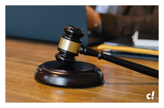 Richterhammer auf seinem Sockel 