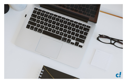 Macbook auf dem Schreibtisch 