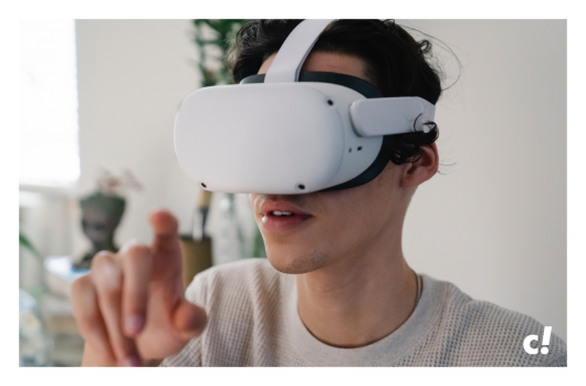 Mann benutzt VR Brille