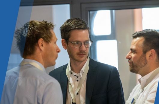 Drei Personen beim Vernetzungsgespräch