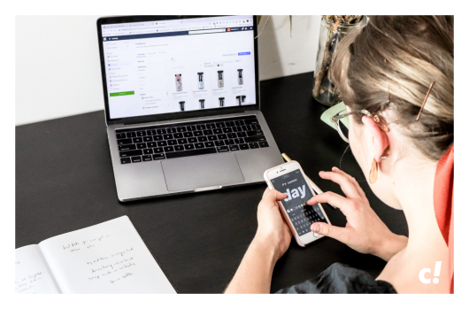 Dame bestellt im Internet