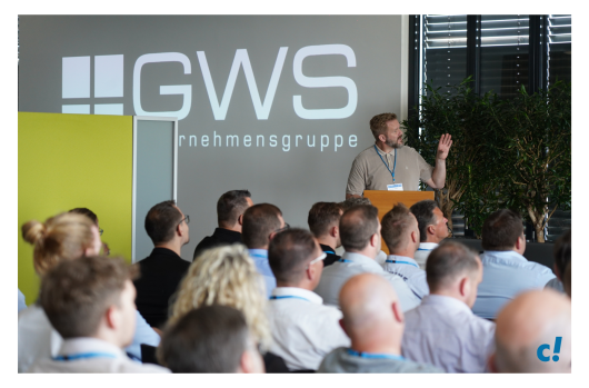 Viele Gäste folgen dem Vortrag eines der Referenten