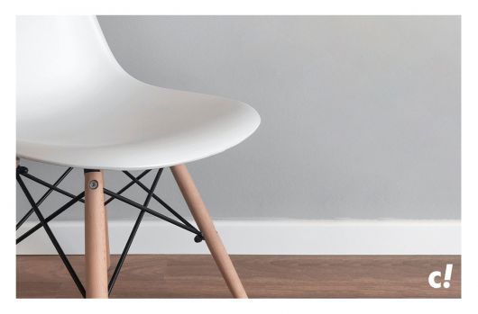 Leerer weißer Stuhl als Aufforderung