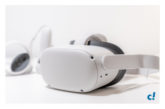 weiße VR-Brille liegt auf einem Tisch