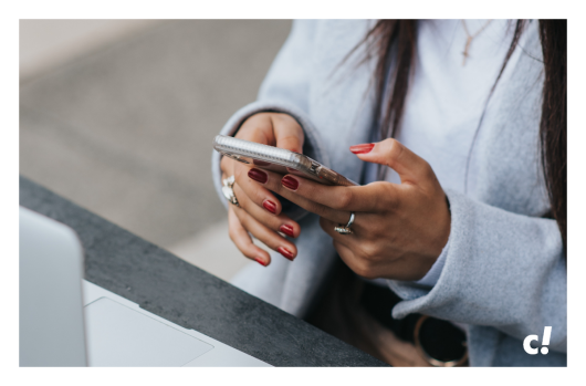 Frau benutzt ihr Handy