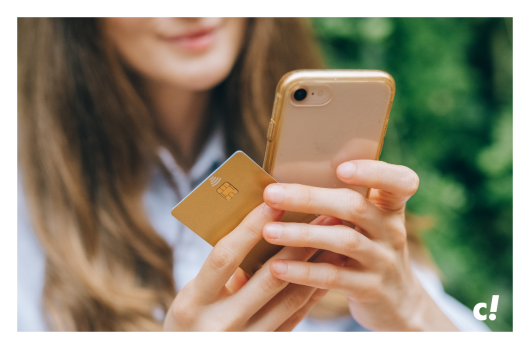Frau bestellt online mit ihrer Kreditkarte