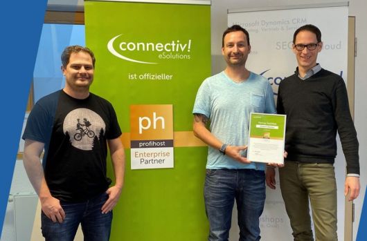 Patrick Fiekers und Dirk Thyen nehmen die Auszeichnung durch profihost entgegen