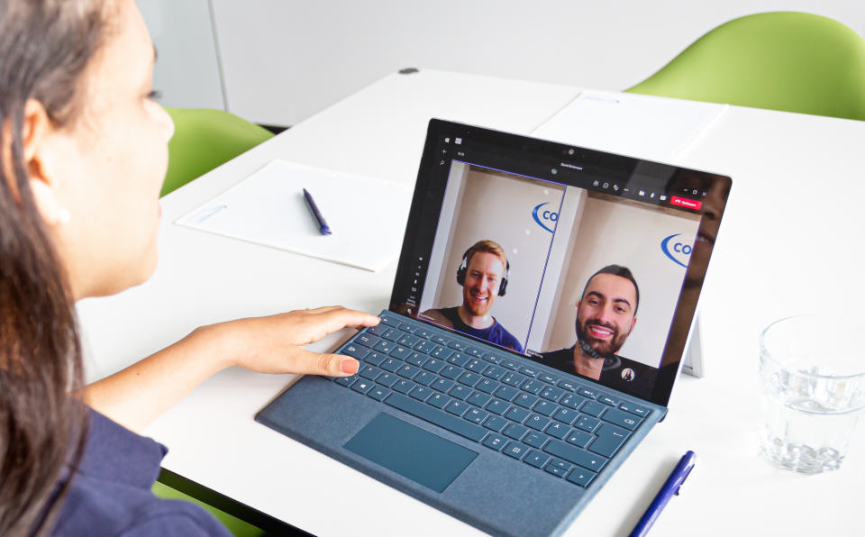 Mehrere Personen besprechen sich in einem Microsoft Teams Call