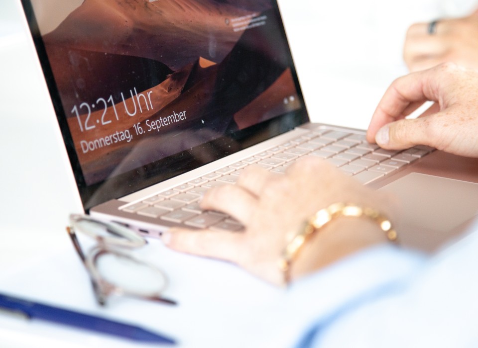 Am Laptop arbeiten