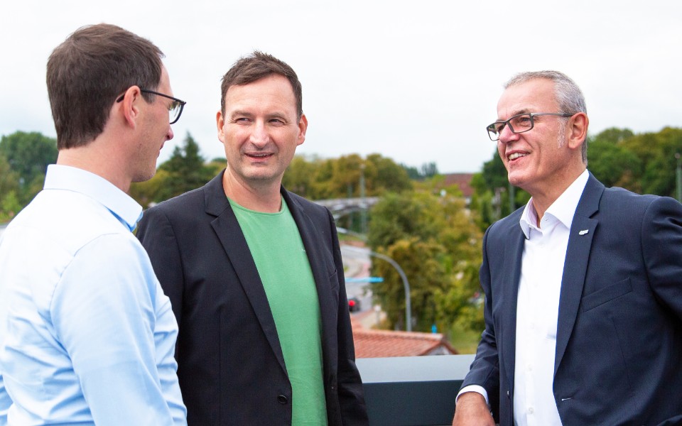Ein Team trifft im Besprechungsraum Absprachen