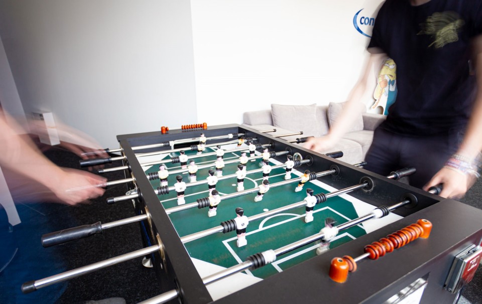 Bei connectiv kann man die Pause am Kicker verbringen