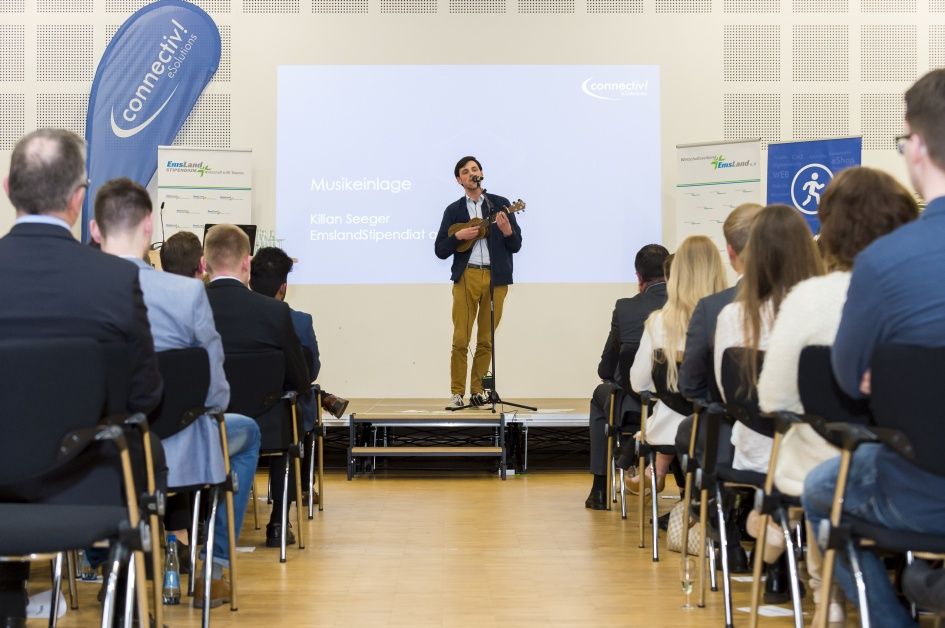 Musikalischer Beitrag auf der Bühne mit Ukulele und Gesang Impression Emslandstipendium