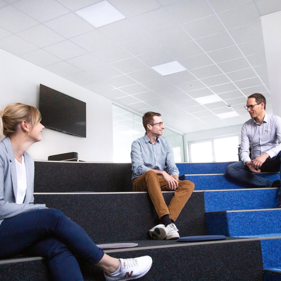 Lockere Stimmung bei einer Besprechung im Team