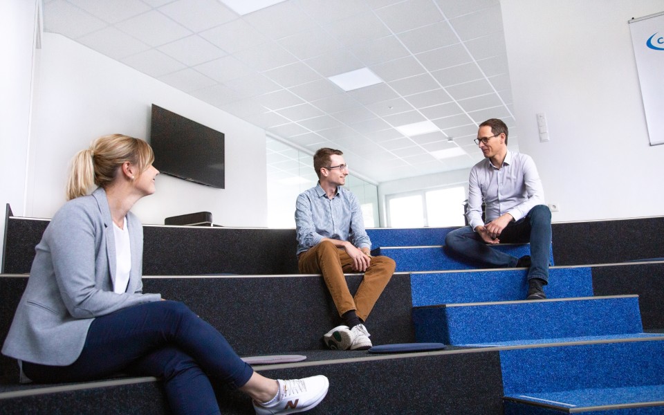 Im Atrium findet eine entspannte Diskussion statt