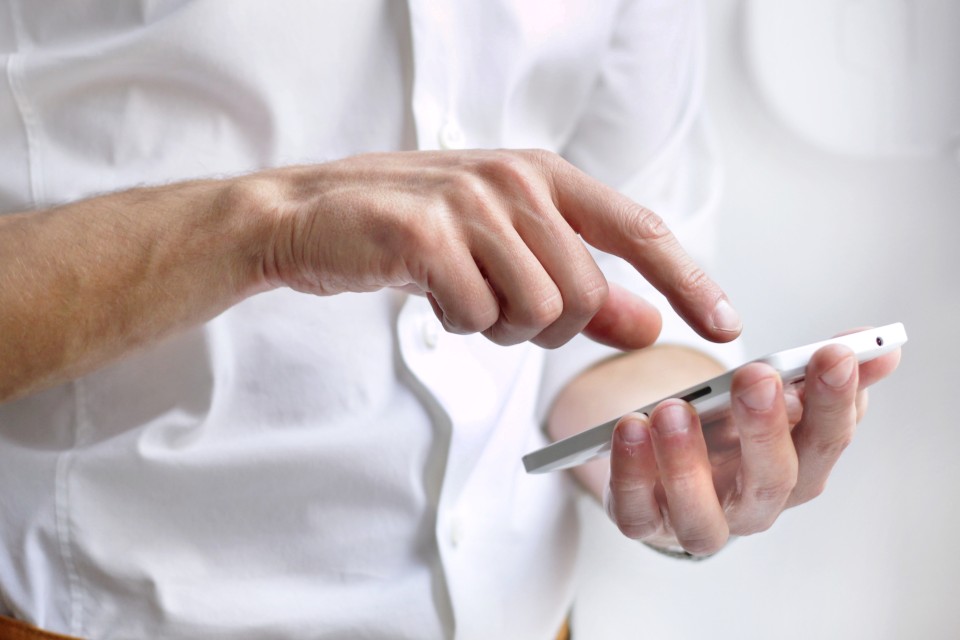 Mit dem Smartphone in der Hand