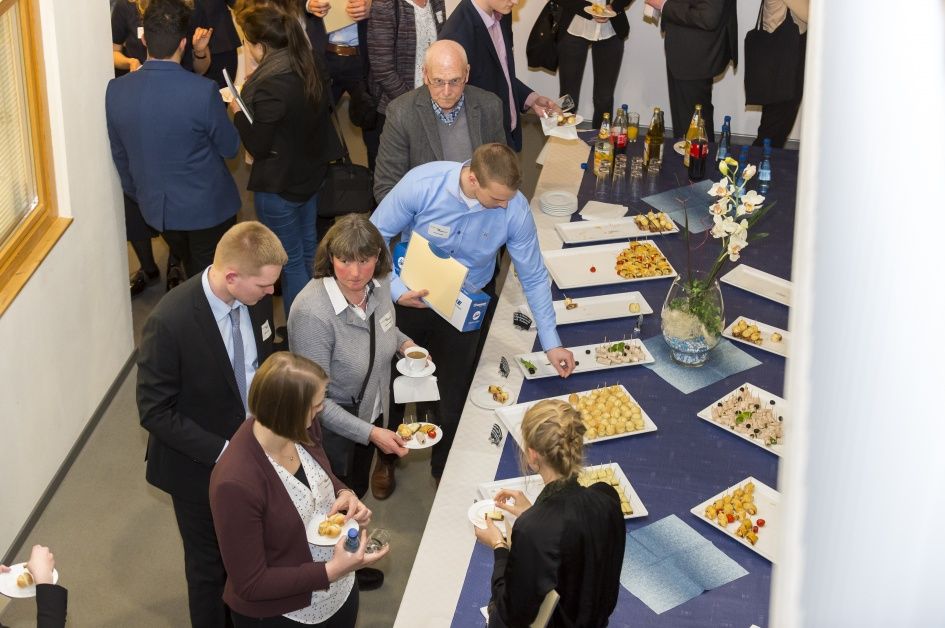 Gespräche am reichhaltigen Buffet Impression Emslandstipendium