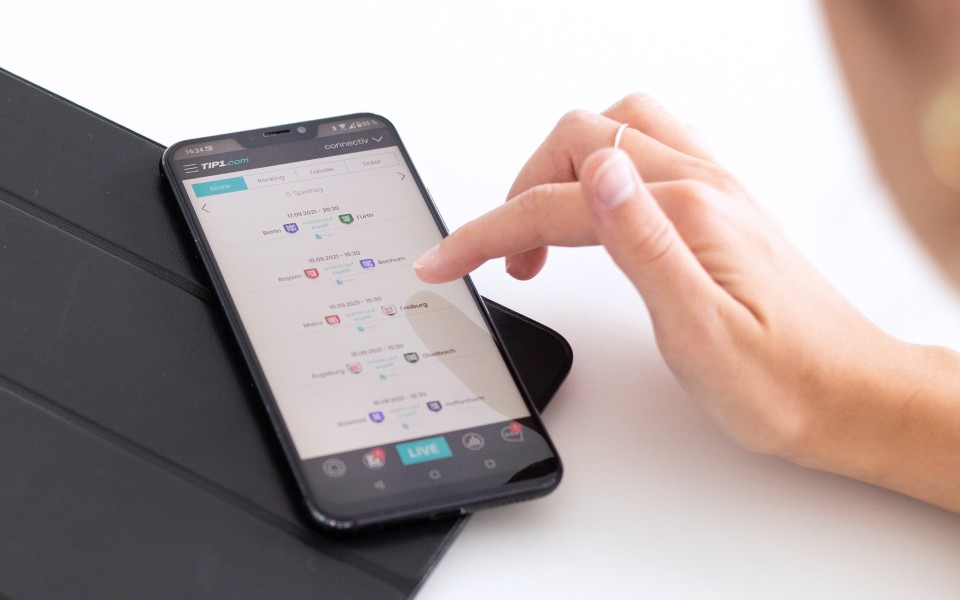 Über die Schulter auf ein Smartphone schauen