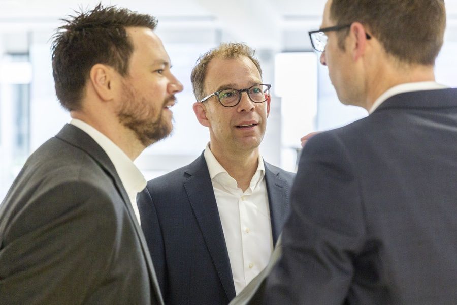 Gespräch unter Teilnehmenden Gespräch unter Teilnehmenden