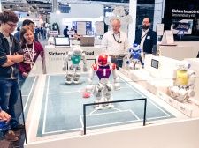 An einem Stand Cebit