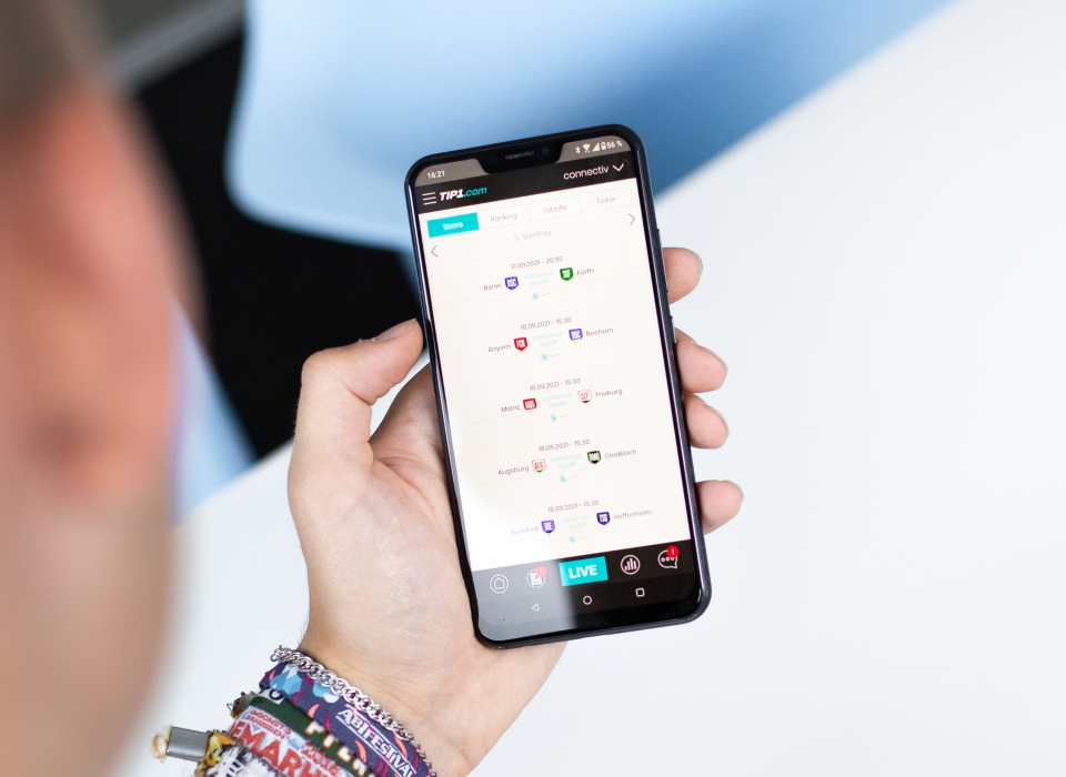 Auf das Smartphone schauen