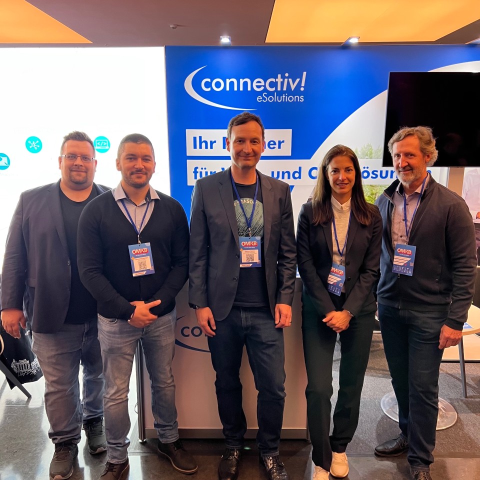 Kollegen und Partner vor dem Messestand von connectiv! auf der OMKB Rückblick OMKB